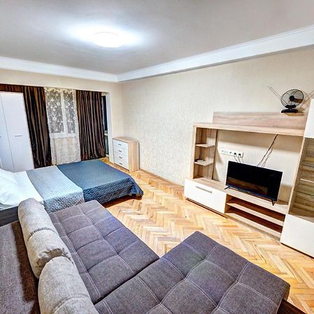 Apartments Near Ocean Plaza Druzhby Narodov Boulevard 8A Kiev Bagian luar foto