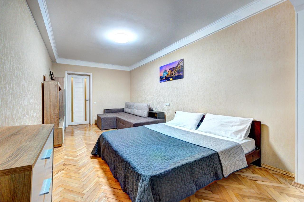 Apartments Near Ocean Plaza Druzhby Narodov Boulevard 8A Kiev Bagian luar foto