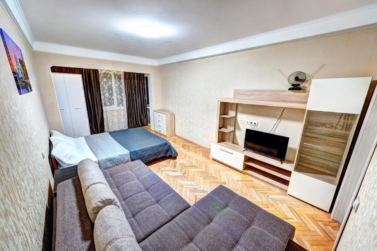 Apartments Near Ocean Plaza Druzhby Narodov Boulevard 8A Kiev Bagian luar foto