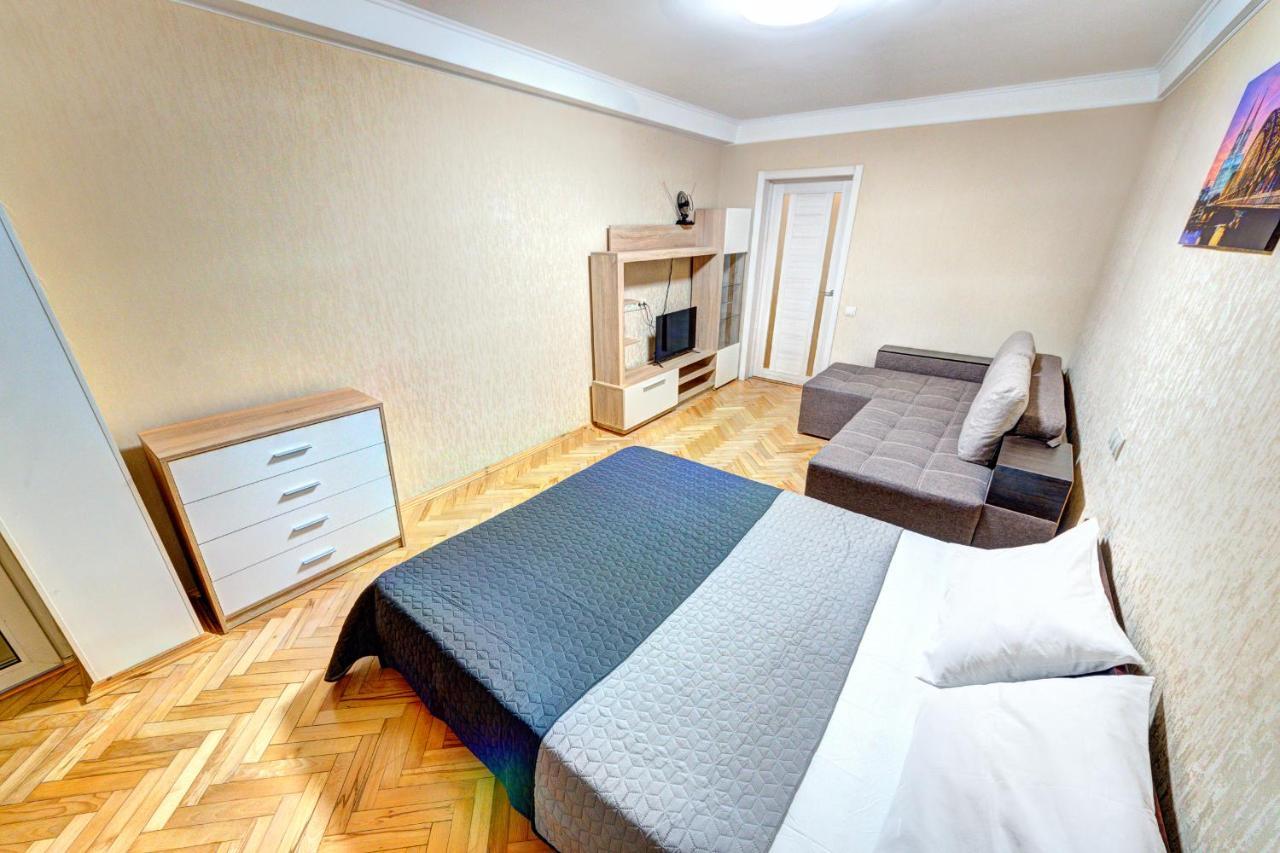 Apartments Near Ocean Plaza Druzhby Narodov Boulevard 8A Kiev Bagian luar foto