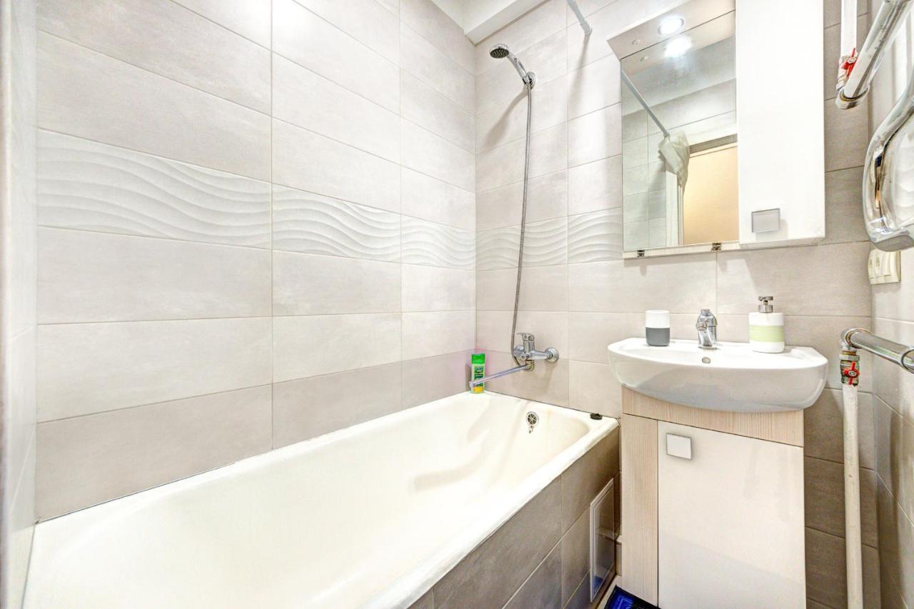 Apartments Near Ocean Plaza Druzhby Narodov Boulevard 8A Kiev Bagian luar foto